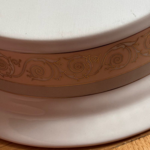 Heat-resistant porcelain casserole new with metal base and lid