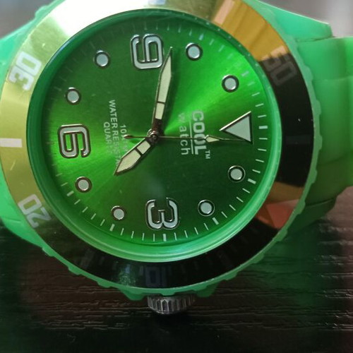 Unisex wristwatch like new, green, battery needed
