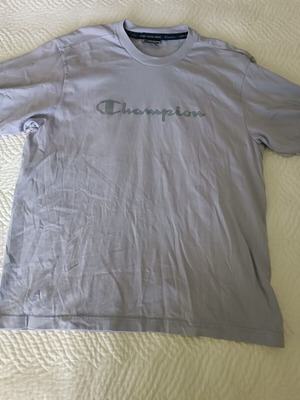 Champion t-shirt unisex like new, lilac, size medium fitting small