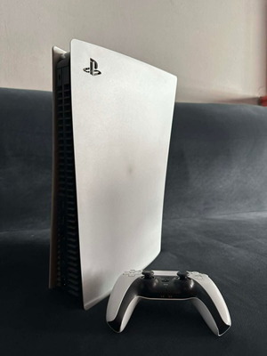 PlayStation 5 1TB σαν καινούργιο με 2 controllers, καλώδια, βάση και 3 sport games