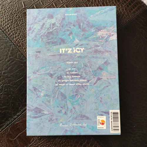 Itzy 'Iz's Icy' album new with CD, Lia photocard and stickers