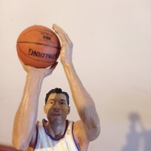 Peja Stojakovic McFarlane NBA Series 2004 figure like new with NBA backboard