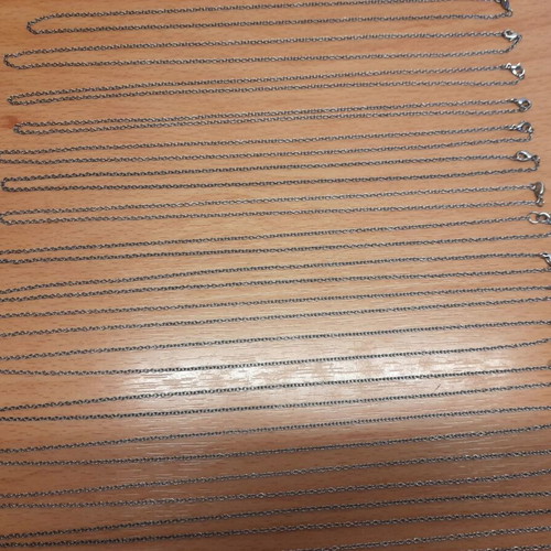 Necklaces with thin chain like new, pack of 25 pieces