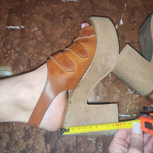 Summer tan pip toe sandals like new, size 36