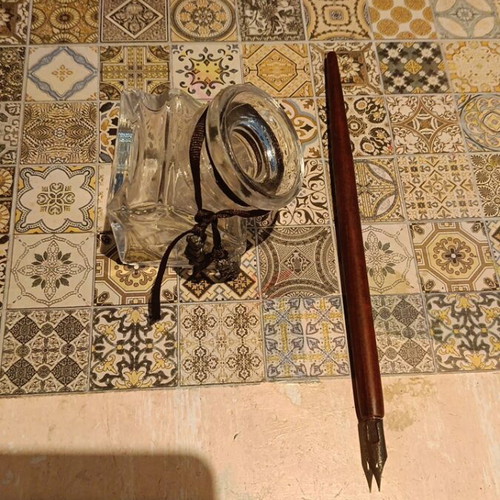 Glass ink and decorative pen holder like new