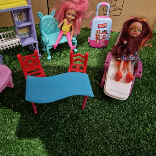 Σετ έπιπλα και μικρές Barbie σαν καινούργιο