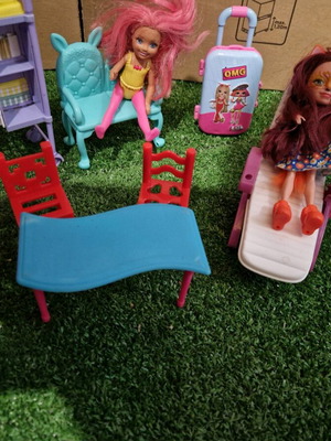 Σετ έπιπλα και μικρές Barbie σαν καινούργιο