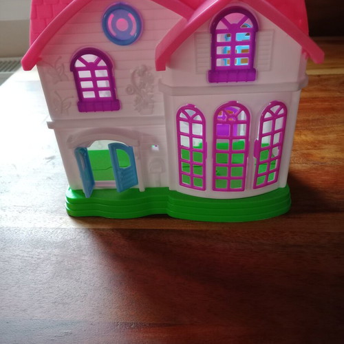 Peppa's Playhouse used, small, opens and closes