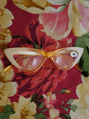 Prescription glasses +3.00, beige