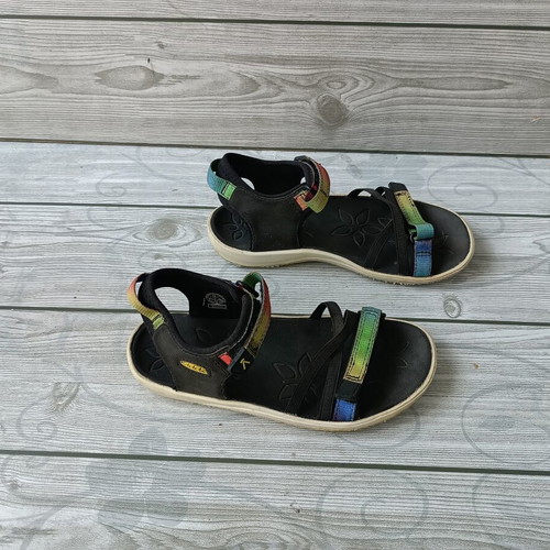 Keen sandals size 31 like new, colorful