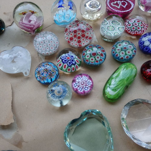 Paperweight collection 100, old antiques and newer Murano, Saint Louis, Baccarat