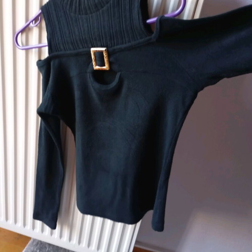Freestyle blouse black with cut-out shoulder like new