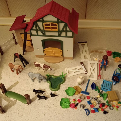 Playmobil Farm 6927 used, missing some details, extra horse