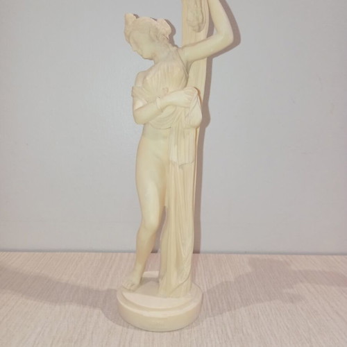 Kori handmade alabaster statue like new, 24 cm tall