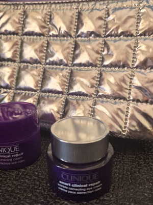 Clinique Smart Clinical Repair σετ αντιγήρανσης με μεταλλικό νεσεσέρ καινούργιο