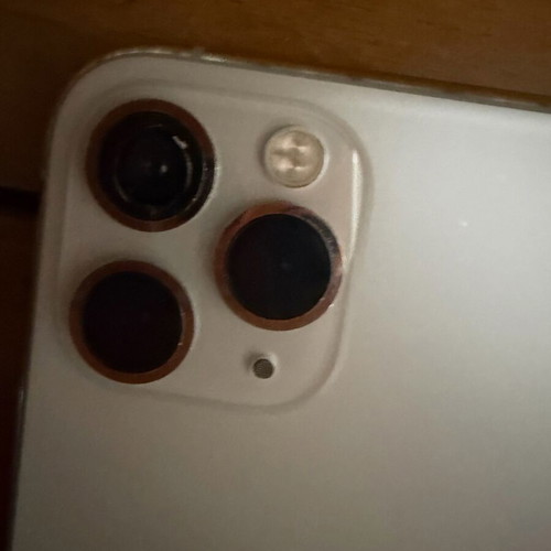 iPhone 11 Pro Max 64GB μεταχειρισμένο σε πολύ καλή κατάσταση, άσπρο με σπασμένο τζαμάκι κάμερας
