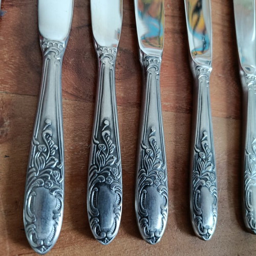 Vintage set of 9 dining knives in like new condition