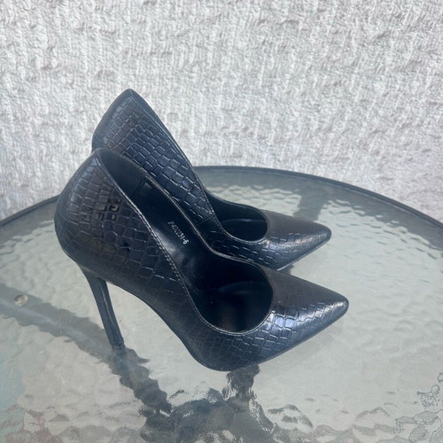 Black pumps new with embossed snake, size 37, thin heel