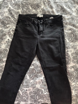 Mango παντελόνι jeans cropped σε άριστη κατάσταση, μέγεθος 42, μαύρο-γκρι