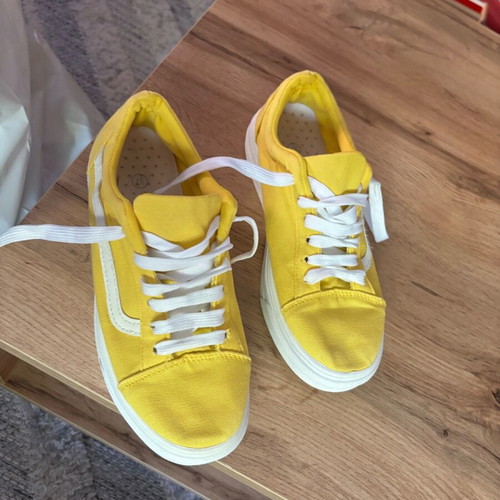 Girls' yellow athletic shoe size 37 like new