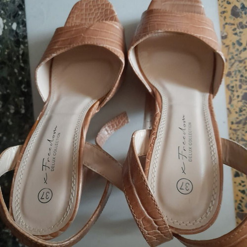 Freedom Delux Collection Croco Sandals size 37 like new, brown