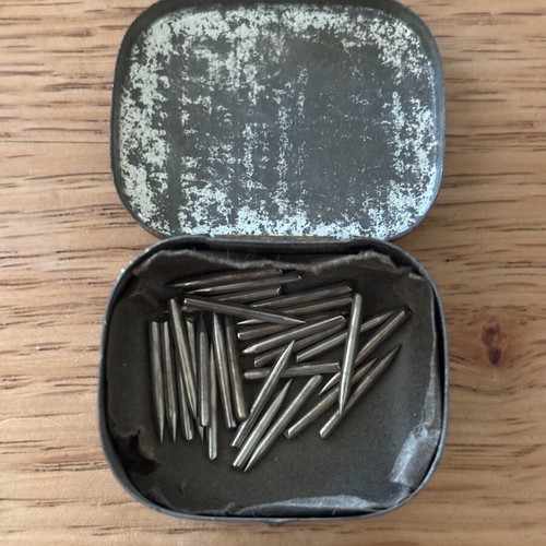 His Master’s Voice gramophone needles like new, collectible