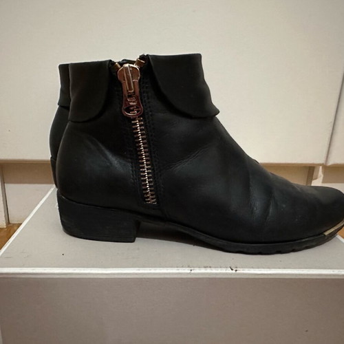Black ankle boot with gold zipper used, size 37.5