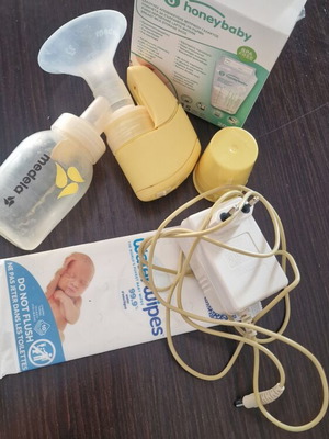 Medela electric breast pump with bottle and milk storage bags