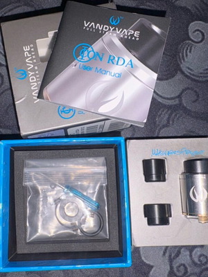 Vandy Icon atomizer used with box and accessories