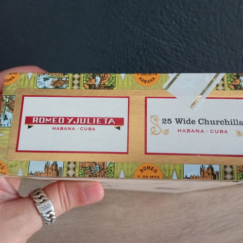 Romeo y Julieta Wide Churchills cigar box used, 25 cigars