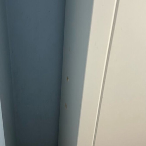 Δίφυλλη ντουλάπα μεταχειρισμένη, λευκή με δύο συρτάρια