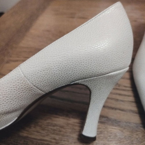 White leather pumps like new