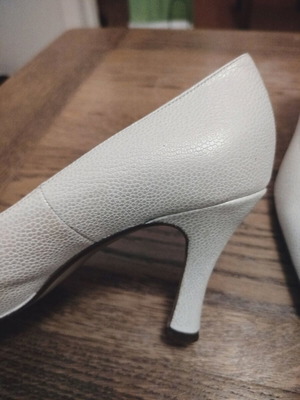 White leather pumps like new