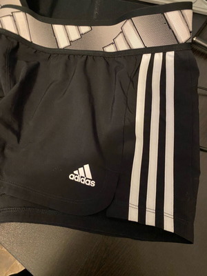 Γυναικείο σορτς προπόνησης Adidas medium σαν καινούργιο, μαύρο και άσπρο