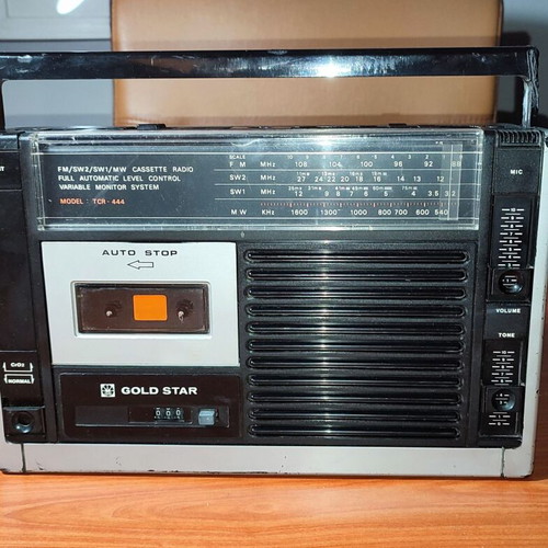 Gold Star TCR-444 vintage radio-cassette player used, 80s