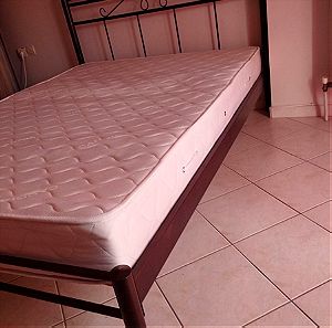 Κρεβάτι μεταλλικό με στρώμα 1.50χ2.00 Συρταριέρα 0.80χ0.48(υψος0.98)