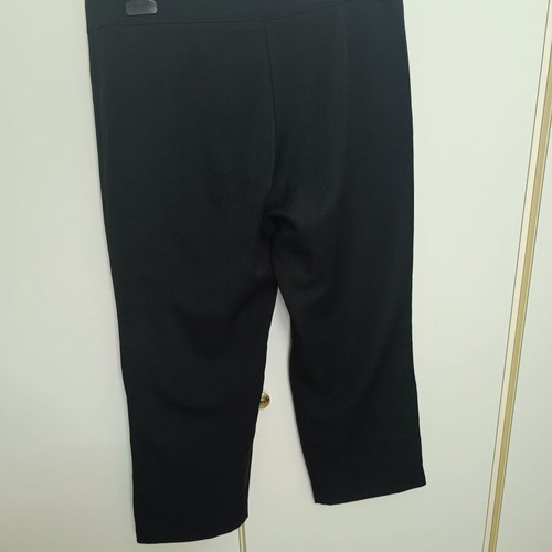 Black Cargo Capri like new with metal details, size M