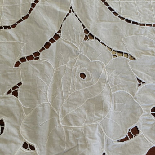 Cutwork tablecloth 160 centimeters like new