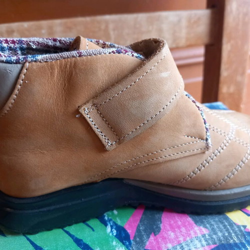 Children's beige boots new, size 26 for boys