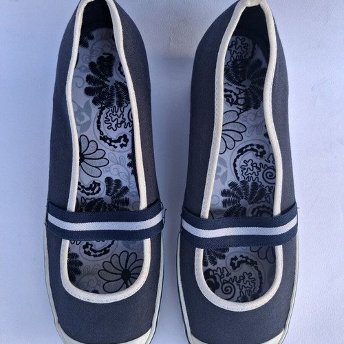 Nevada wedge sandals like new, size 8, blue
