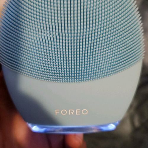 Foreo Luna 3 sonic cleansing device like new with anti-wrinkle effects