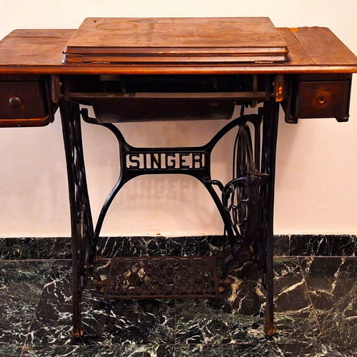 Singer sewing machine used, 1928 model with original wooden table