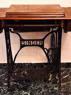 Singer sewing machine used, 1928 model with original wooden table