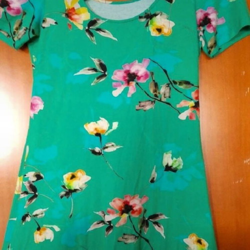 Green dress like new with open back and floral fabric