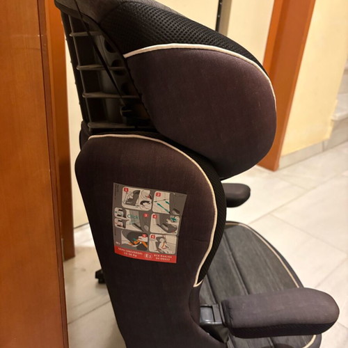 Car seat used with minor wear on handle