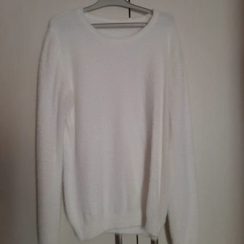 Fuzzy sweater new, size M-L, white