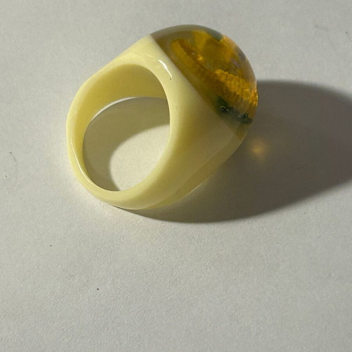Vintage resin seahorse ring with off-white base, like new