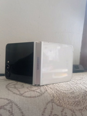 Samsung Z Flip 7 Android phone new, white, 256GB