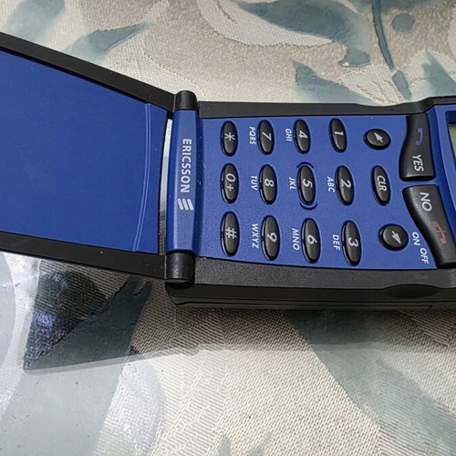 Ericsson GF 768 GSM mobile phone used, blue, battery needs replacement