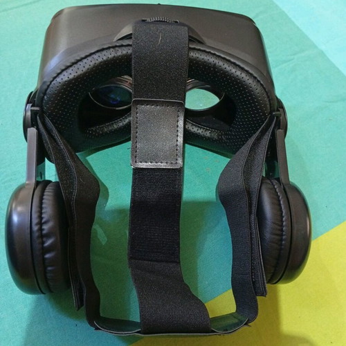 VR Glasses with Built-In Headphones like new